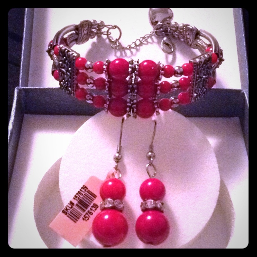 Beaded bracelet and earring set